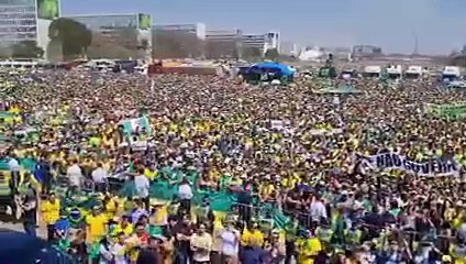 b'Bolsonaro faz ameaa7a golpista a STF e Fux em ato em Brasadlia'