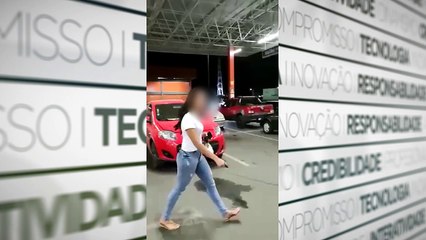 b'Homem traaddo pega mulher no fraga em frente a supermercado'