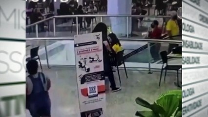 b'Jovem a9 morta a facadas em shopping'