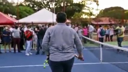 b'Ex-presidente do Senado Davi Alcolumbre cai em inauguraa7o de quadra de taanis'