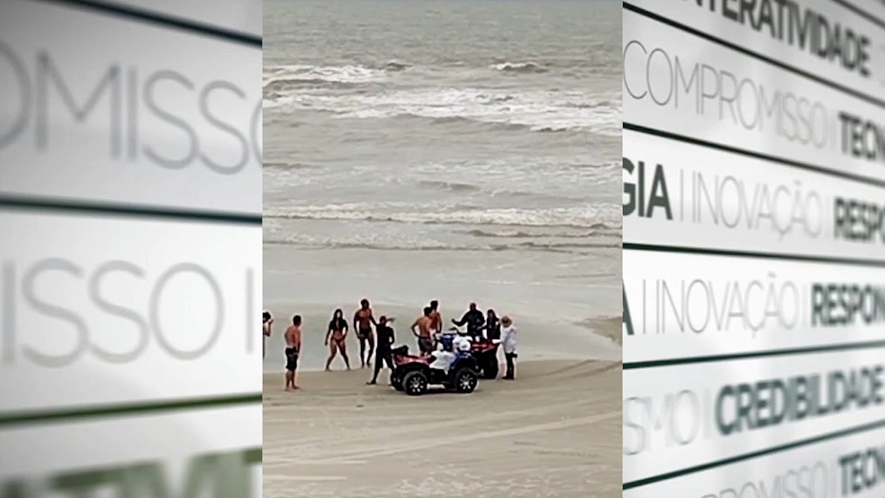 b'Quadriciclo de policial fica preso nas areias...