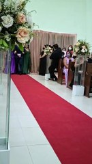 b'Noivo sobe ao altar com hino do Paysandu'