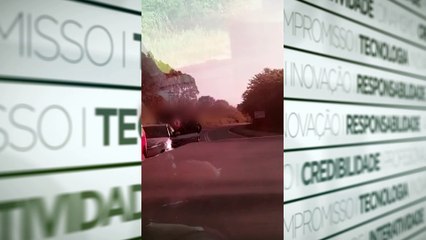 b'Homem a9 agredido por policiais durante abordagem'