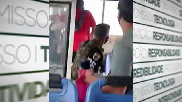 b'Jovens detidos. Segundo os passageiros a dupla tentou roubar'