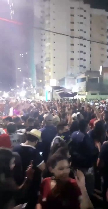 b'Torcedores do Remo comemoram acesso na Doca'