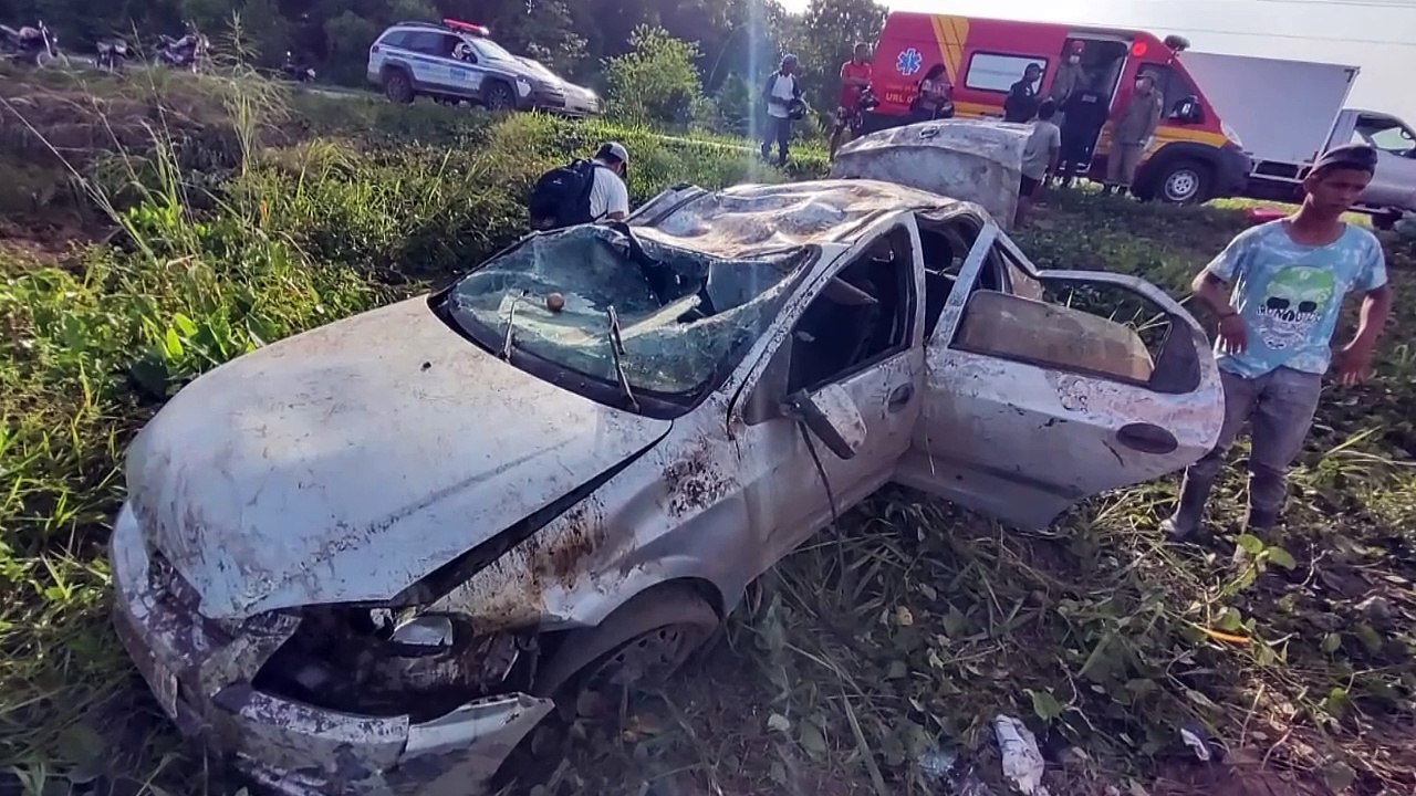 b'Carro com famadlia capota va1rias vezes a cam...