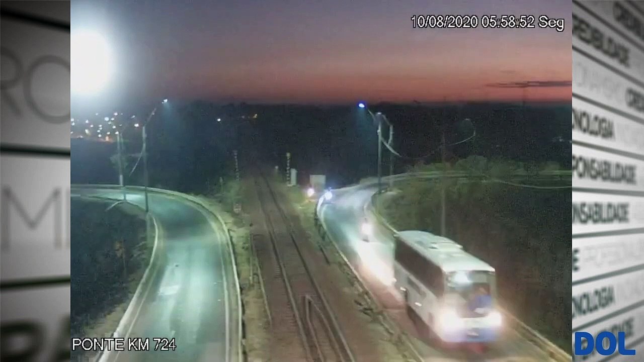 b'motociclista tenta passar por trilhos'