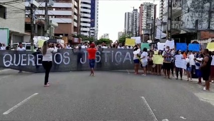 b'Moradores fazem protesto apb3s morte de jovem na pedreira'