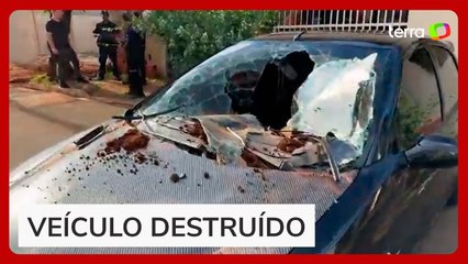 Operário destrói carro com retroescavadeira em briga de trânsito no interior de SP