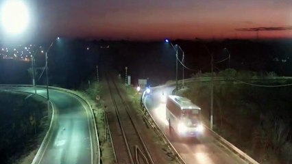 b'Motociclistas empurram moto e por pouco no so atingidos por trem no Para1'