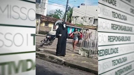 b'Homem se veste de morte e vai a0 fila da caixa em Cameta1'