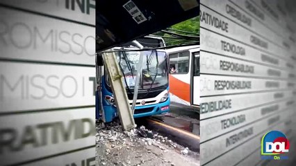 b'94nibus colide com poste na Avenida Almirante Barroso'