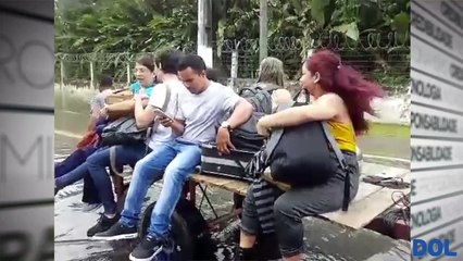 b'Passageiros se viram como podem para fugir das a1guas e chegar no aeroporto de Bela9m'