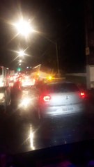 b'94nibus cai em canteiro da Augusto Montenegro'