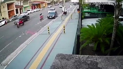 b' Ciclista a9 atropelado por carro em Bela9m'