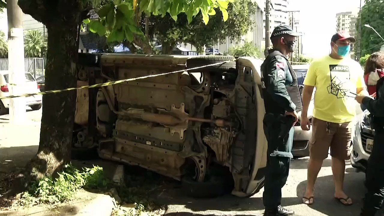 b'Carro capota apb3s avana7o de preferencial no...