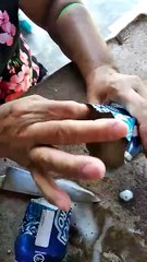 b'Consumidoras mostram sujeira e material estranho dentro de lata se cerveja'