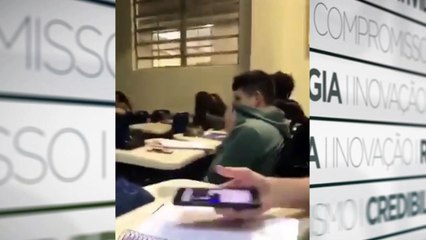 b'Estudantes brigam em sala de aula'