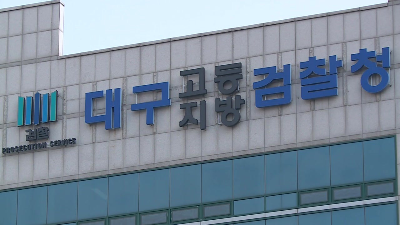 화물차가 가드레일 들이받고 저수지 추락...40대 운전자 숨져 / YTN