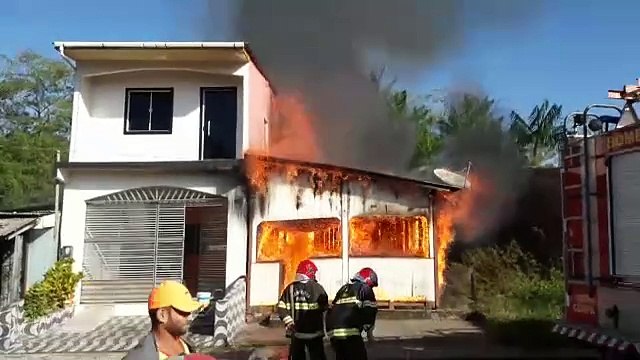 b'Casa pega fogo e bombeiros tentam apagar as chamas em Vigia'