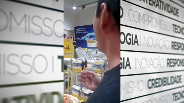 b'Mulher denuncia abandono de cachorro em porta-malas de veadculo '