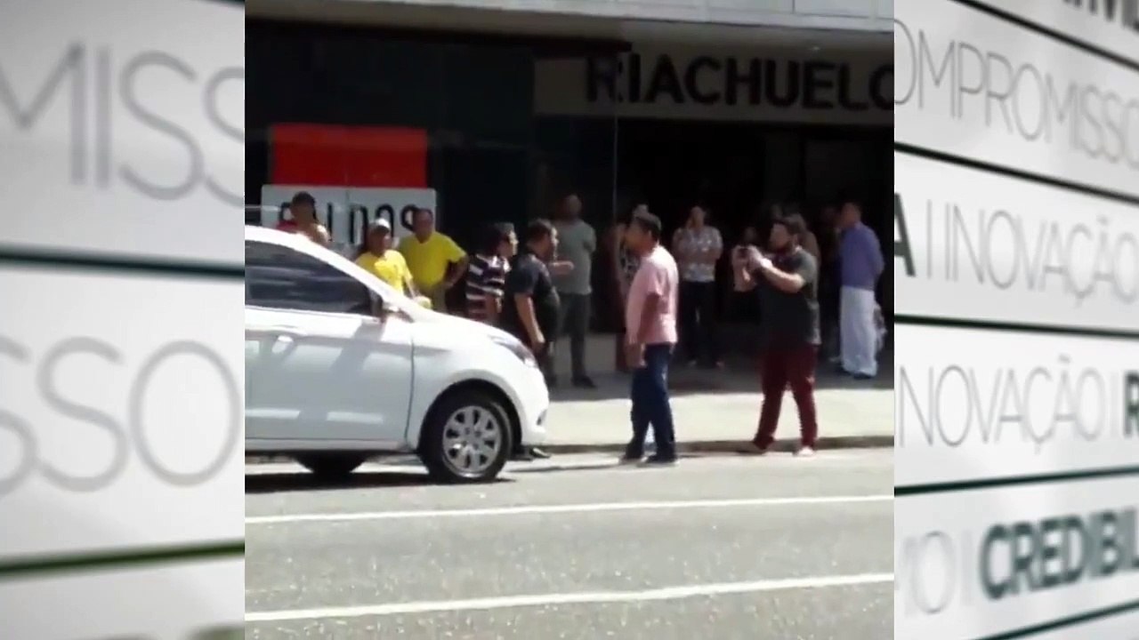 b'Briga de motoristas de aplicativos em frente a shopping de Bela9m'