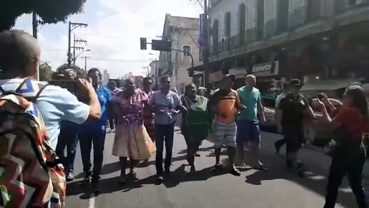 b'Feirantes fazem protesto contra obra da prefeitura no Ver-O-Peso'