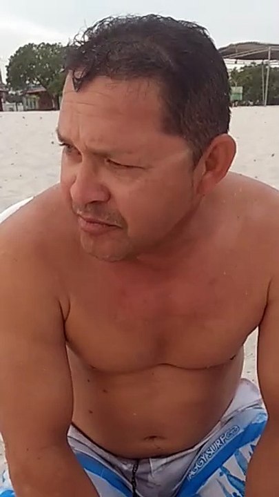 b'Vereador de Portel curte em praia e diz que no vai levar falta'