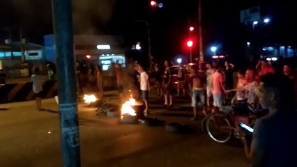 b'Moradores protestam apb3s abordagem policial no Aura1'