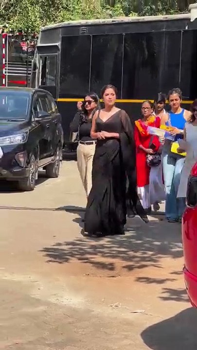 Ankita Lokhande Looks Gorgeous In Black Saree At the Set Of Laughter Chef S 2