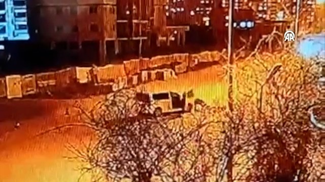 Polis silahlı saldırganları motosiklete çarparak yakaladı