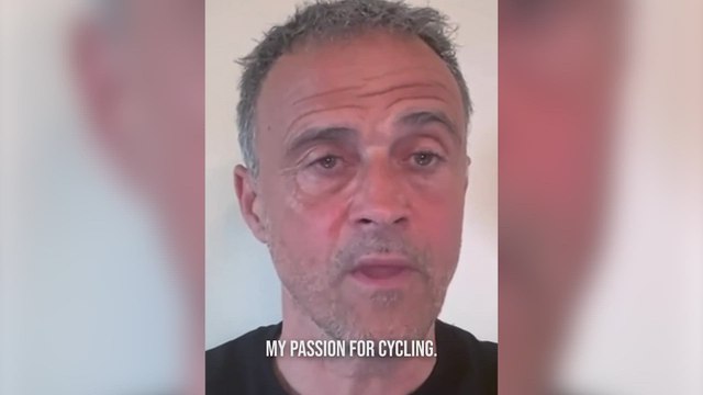 Luis Enrique saca unas zapatillas de ciclismo para la Fundación Xana