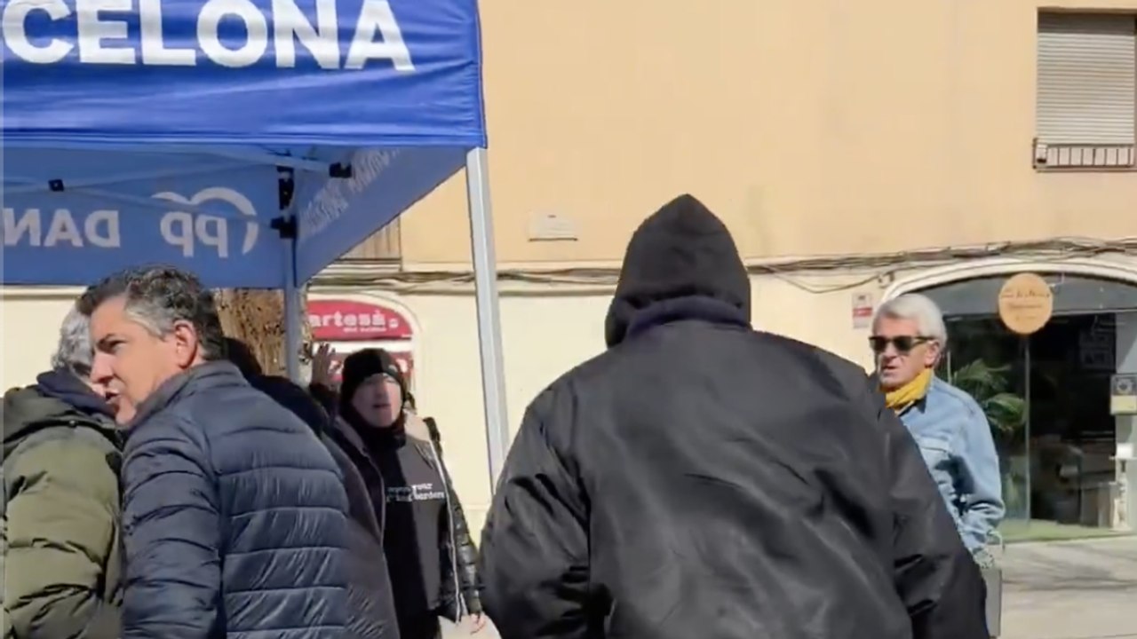 Asaltan una carpa del PP de Barcelona al grito de "los okupas son personas"