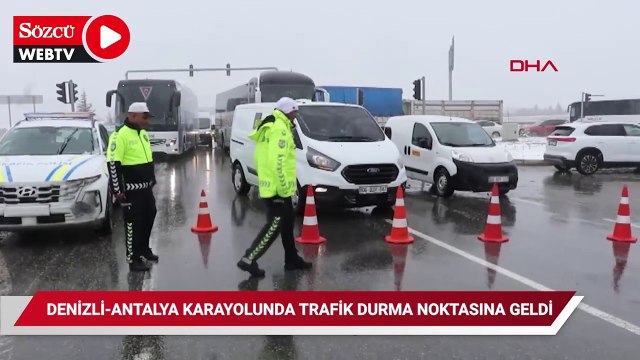 Denizli-Antalya kara yolunda trafik, kar yağışı nedeniyle durma noktasına geldi