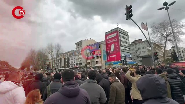 Halk iradesine darbe girişimi! İBB binası önünde Hükümet istifa! sloganları atılıyor