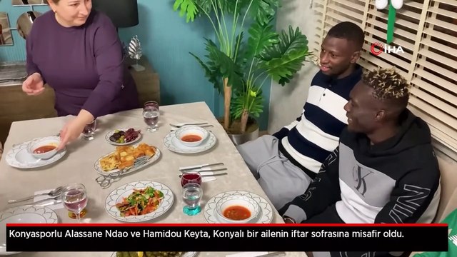 Konyasporlu Ndao ve Keyta, Konyalı bir ailenin iftar sofrasına misafir oldu