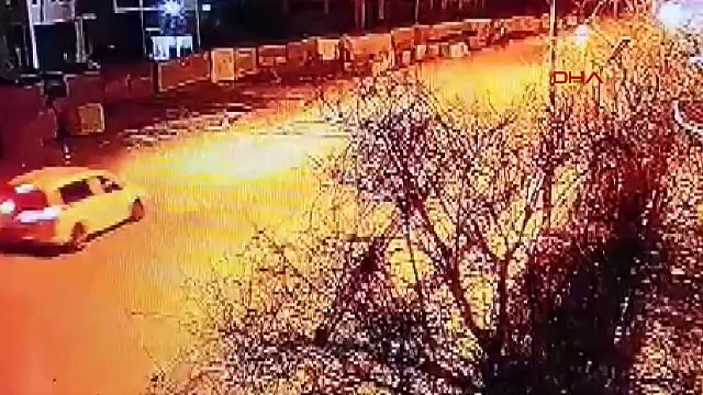 Film gibi kovalamaca kamerada: Polis aracı motosikleti böyle durdurdu