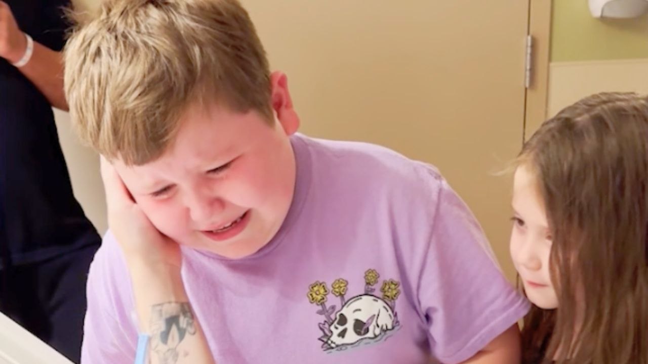 Big Brother Reacts To Meeting Rainbow Baby Sibling For First Time | Happily TV