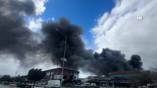 Mobilyacılar çarşısında çıkan yangına müdahale ediliyor