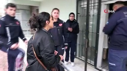 Arkadaşına ulaşamayan genç kız, gözyaşları içinde bekledi