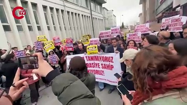 Ekrem İmamoğlu'na destek eylemi yapan İstanbul Üniversitesi öğrencilerine polis engeli!