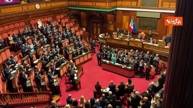 La standing ovation per Papa Francesco in Aula al Senato durante discorso Meloni