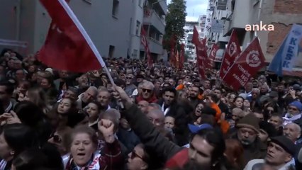 CHP İzmir İl Başkanlığı önünde Ekrem İmamoğlu'nun gözaltına alınması protesto ediliyor