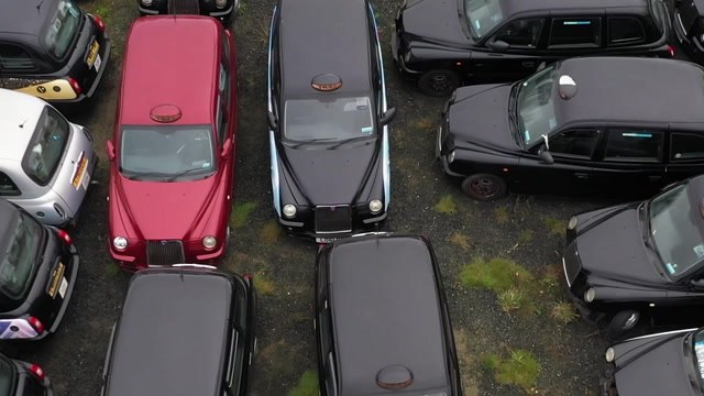 No black taxis in London within 20 years 'unless cabbies get financial help to stay behind the wheel'