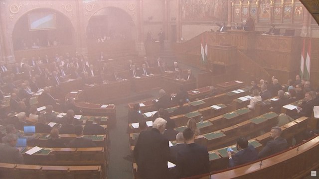 Hongrie : des fumigènes au Parlement pour protester contre l'interdiction de la Marche des fiertés