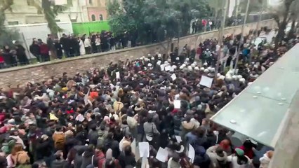 İstanbul Üniversitesi'nde 'İmamoğlu' protestosu... Öğrencilere müdahale edildi