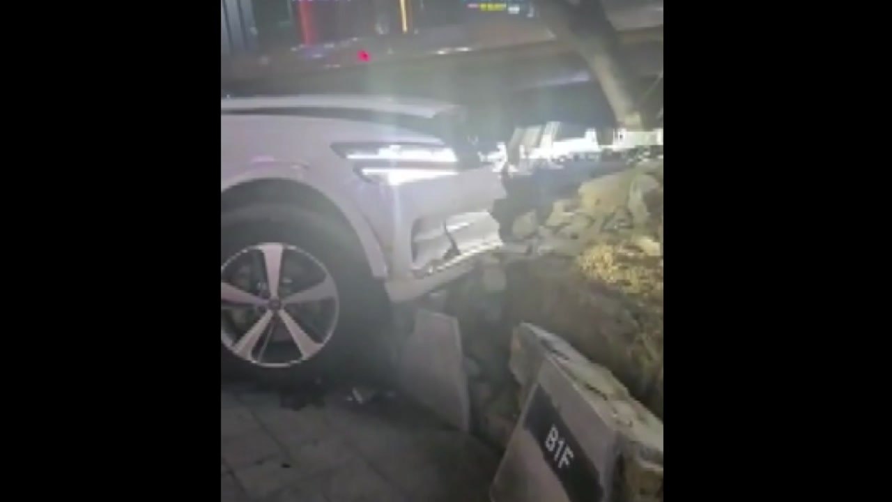 한밤중 도심 달리던 SUV 인도 침범...음주 여부 조사 / YTN