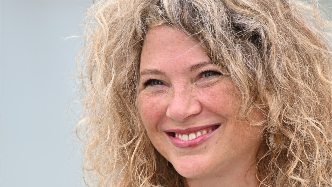 GALA VIDEO - Cécile Bois (Le goût du crime): quelle maman est-elle pour ses 2 filles adolescentes ?