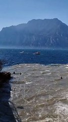Sversamento di detriti sul lago di Garda