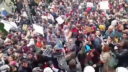 İstanbul Üniversitesi'nde 'İmamoğlu' protestosu... Öğrenciler barikatı aştı